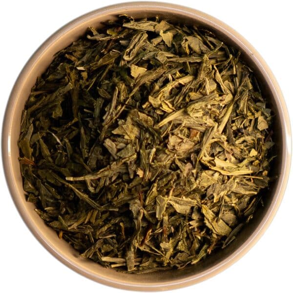Bio Sencha Grüntee – hochwertiger chinesischer Grüntee mit länglich gefaltetem Blatt, leuchtend gelber Tassenfarbe und frischem, grasigem Aroma. Traditionell hergestellt für ein unvergleichliches Geschmackserlebnis