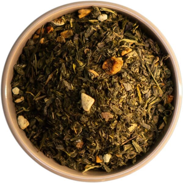 Bio Sencha Mandarin – edler Grüntee mit fruchtigem Mandarinenaroma, verfeinert mit Zitrusschalen, Apfelstücken, Ananas-Chips und einer feinen Zimtnote. Hochwertige Zutaten für ein erfrischendes Geschmackserlebnis