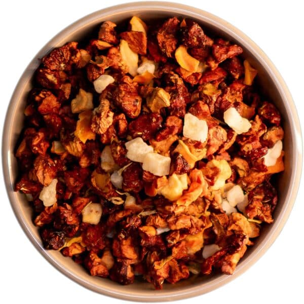 Erfrischender Früchtetee Ananas Zitrone mit Apfel, Karottenflocken und Ananaswürfeln, ideal für eine sommerliche Erfrischung als Eistee