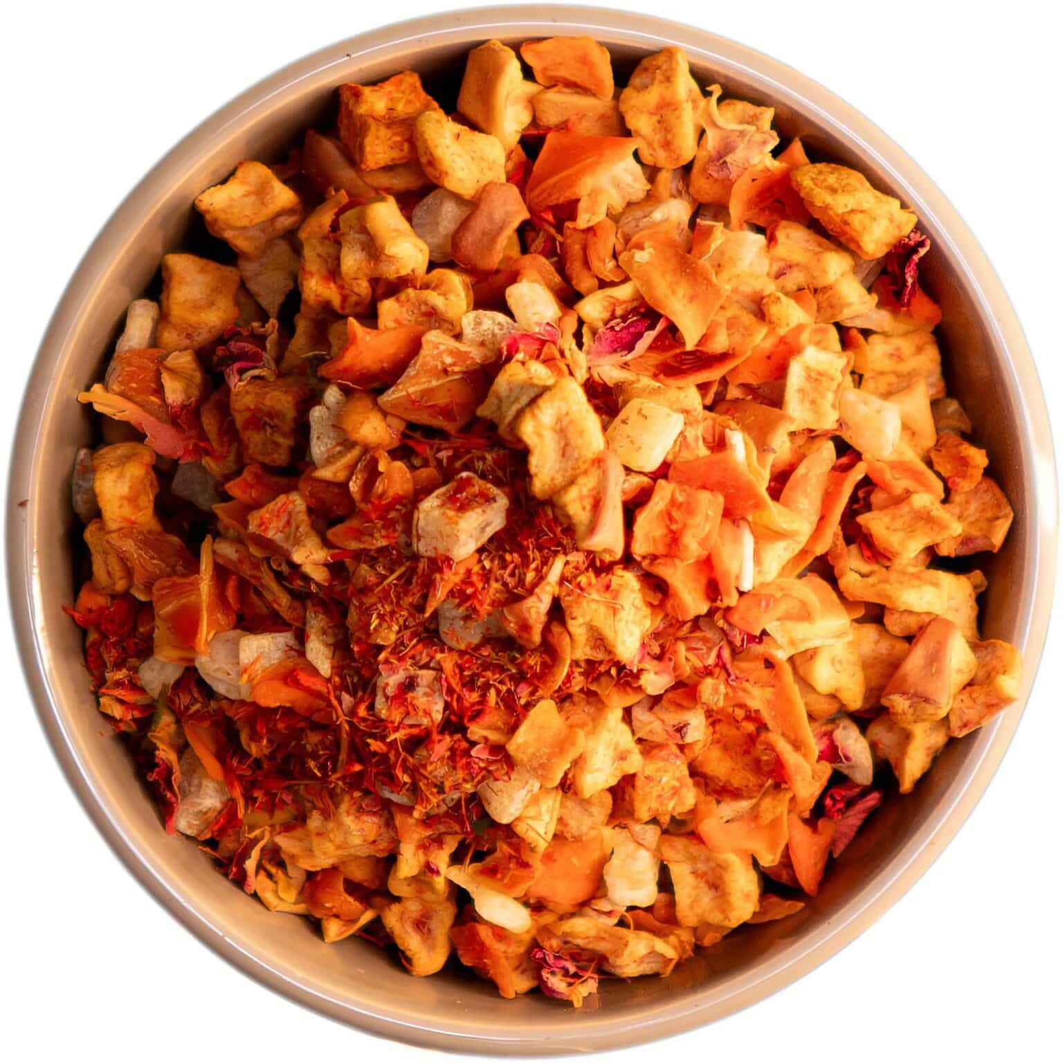 Säurearmer Früchtetee Peach Melba mit Pfirsich-Crunchy, Vanillenote, Apfel- und Ananaswürfeln, Rosenblüten und Färberdisteln für ein cremig-fruchtiges Geschmackserlebnis