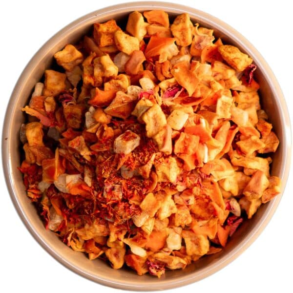 Säurearmer Früchtetee Peach Melba mit Pfirsich-Crunchy, Vanillenote, Apfel- und Ananaswürfeln, Rosenblüten und Färberdisteln für ein cremig-fruchtiges Geschmackserlebnis