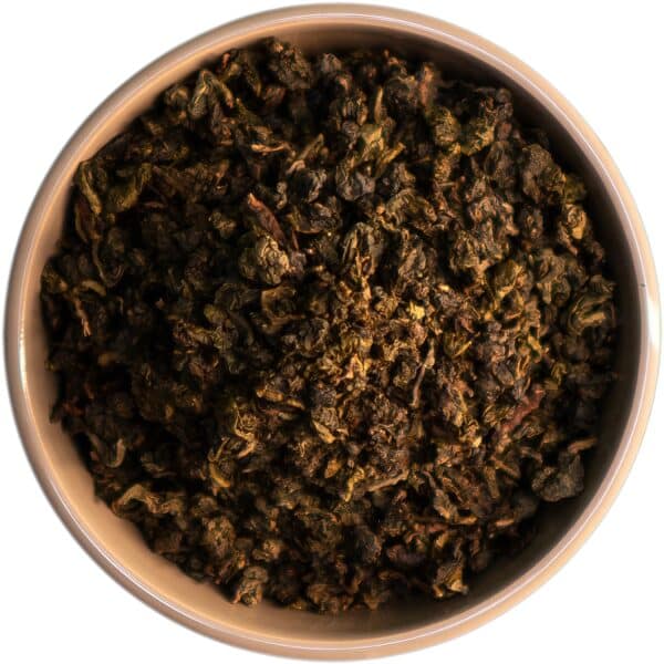 Milky Oolong – Ein Meisterwerk aus Fujian, handgefertigt mit einer einzigartigen, cremigen Note, die durch das Dämpfen der Teeblätter mit Milchwasserdampf entsteht. Olivgrüne Blätter und eine helle, aromatische Tasse