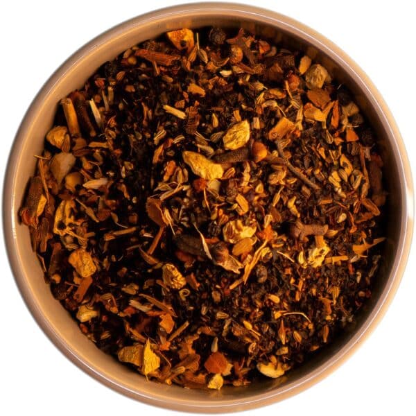 Spicy Chai – kräftiger Bio-Schwarztee mit exotischen Gewürzen wie Zimt, Ingwer, Nelken und schwarzem Pfeffer für ein intensives, würziges Geschmackserlebnis