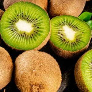 Tee mit Kiwi