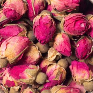 Tee mit Rosenknospen