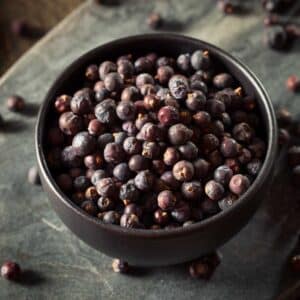 Tee mit Wacholderbeeren