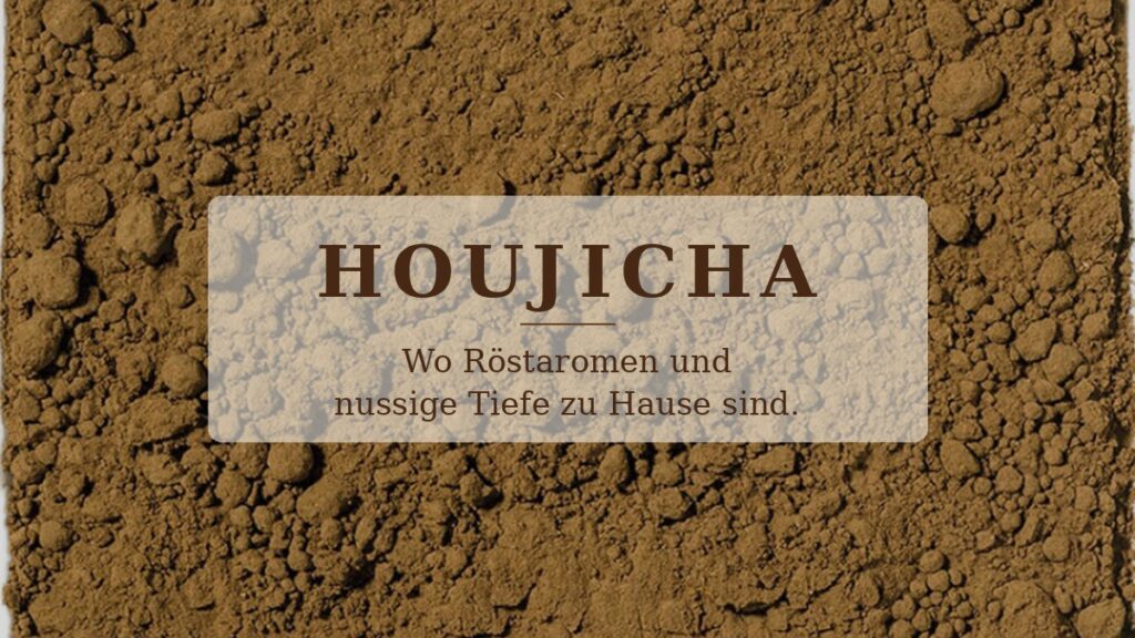 Nahaufnahme von fein gemahlenem Houjicha-Pulver in warmem Braunton mit Textkasten „Houjicha – Wo Röstaromen und nussige Tiefe zu Hause sind"