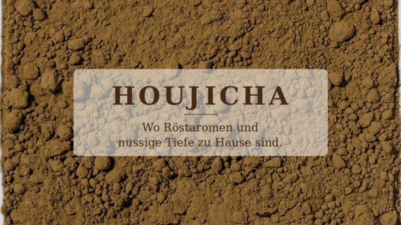 Nahaufnahme von fein gemahlenem Houjicha-Pulver in warmem Braunton mit Textkasten „Houjicha – Wo Röstaromen und nussige Tiefe zu Hause sind"